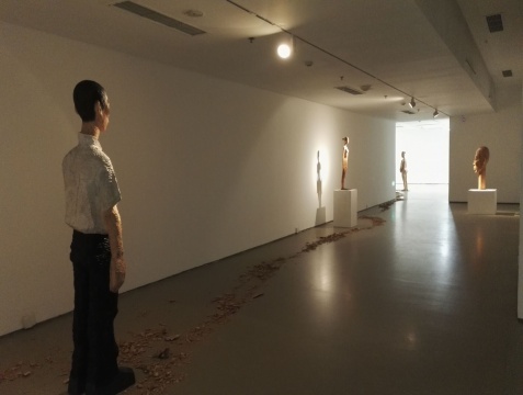 展览现场 黄智涛木雕作品现场呈现
展览现场 黄智涛木雕作品现场呈现