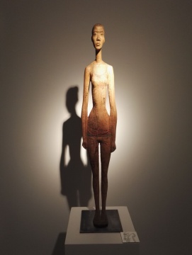 黄智涛《哑哑》 118×25×25cm 香樟木 2009
黄智涛《哑哑》 118×25×25cm 香樟木 2009