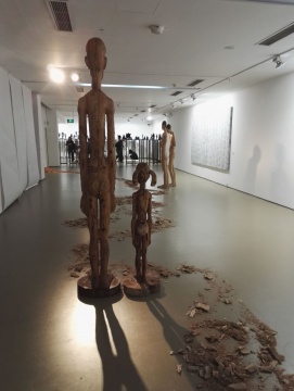 展览现场 黄智涛木雕作品现场呈现
展览现场 黄智涛木雕作品现场呈现