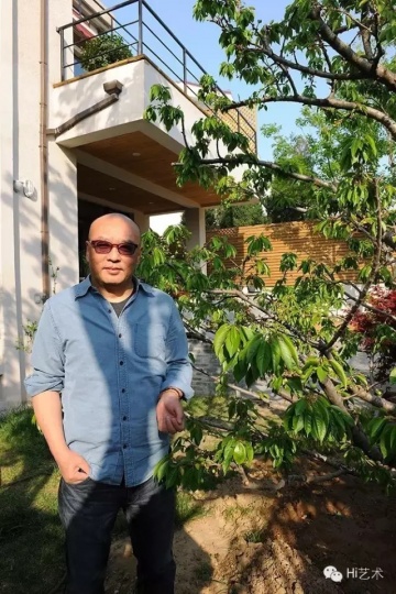 张晓刚在位于霄云桥的新工作室外
张晓刚在位于霄云桥的新工作室外