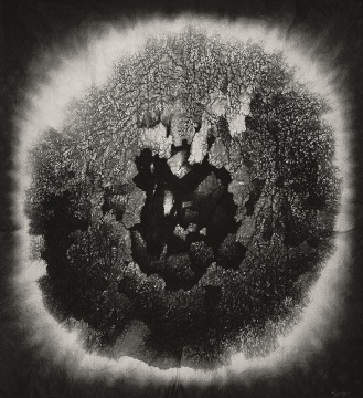 张羽《灵光61号：漂浮的残圆》&nbsp;195.6×178.4cm &nbsp;水墨纸本 &nbsp;1999 成交价：37.5万港币
