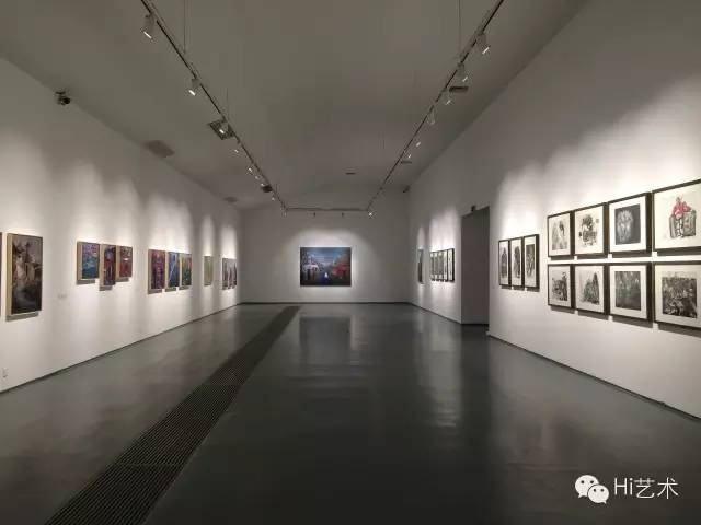 蜂巢当代艺术中心 孔千个展”不合时宜“展览现场 展览占据了蜂巢几间最主要的展厅 呈现了孔千近30年90余件作品
蜂巢当代艺术中心 孔千个展”不合时宜“展览现场 展览占据了蜂巢几间最主要的展厅 呈现了孔千近30年90余件作品