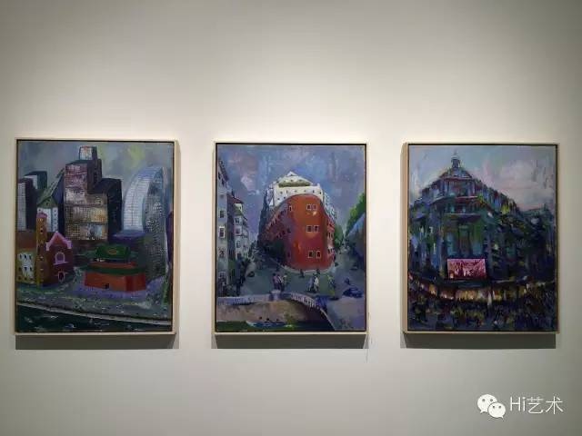 孔千个展”不合时宜“展览现场展出的孔千天津系列作品 从左至右依次是《玉皇阁与仁慈堂》、《一路去商场一路去银行》与《劝业场》
