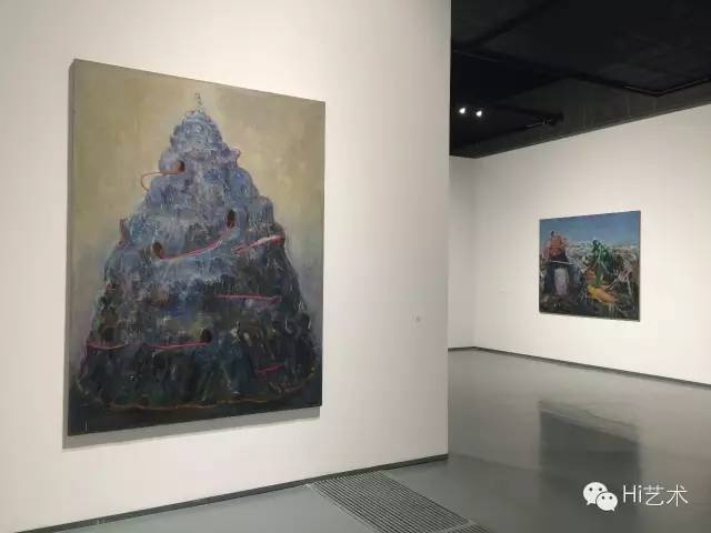 孔千个展”不合时宜“展览现场 近处是孔千作品2005年《快速路》
孔千个展”不合时宜“展览现场 近处是孔千作品2005年《快速路》