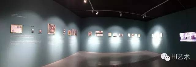 孔千个展”不合时宜“ 展览细致的树立了孔千近30年的艺术创作 孔千近30年创作年表以及珍贵照片、物件都被蜂巢当代艺术中心仔细梳理,贴在这三面墙上
孔千个展”不合时宜“ 展览细致的树立了孔千近30年的艺术创作 孔千近30年创作年表以及珍贵照片、物件都被蜂巢当代艺术中心仔细梳理,贴在这三面墙上