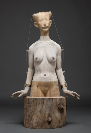 杜春风《禁锢的壳》2015 香樟木&金属材料 120×70×36cm 售价128,000元
杜春风《禁锢的壳》2015 香樟木&金属材料 120×70×36cm 售价128,000元