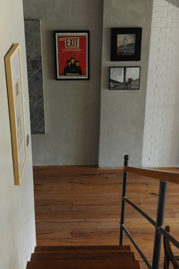 从楼梯向下看一楼墙面上的展览海报
