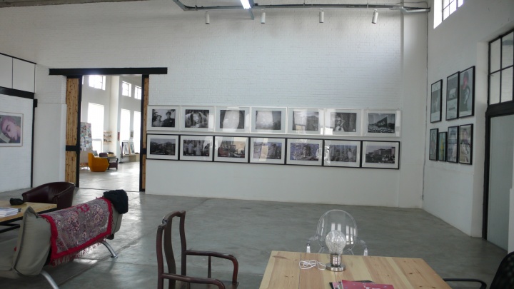 正面墙上摆放的是张晓刚2007年创作的一批图片作品，右侧墙上是一些展览海报
