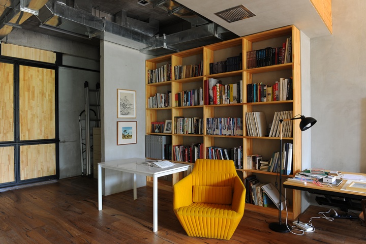 这只黄色沙发，是从旧工作室搬来的，也曾出现在08年的那张工作室照片的前景中
