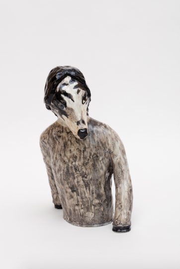 克拉拉•克莉斯塔洛娃《The artist as a dog》 52x24x37cm Glazed porcelain 2016 摄影：Carl Henrik Tillberg  Courtesy Galerie Perrotin
