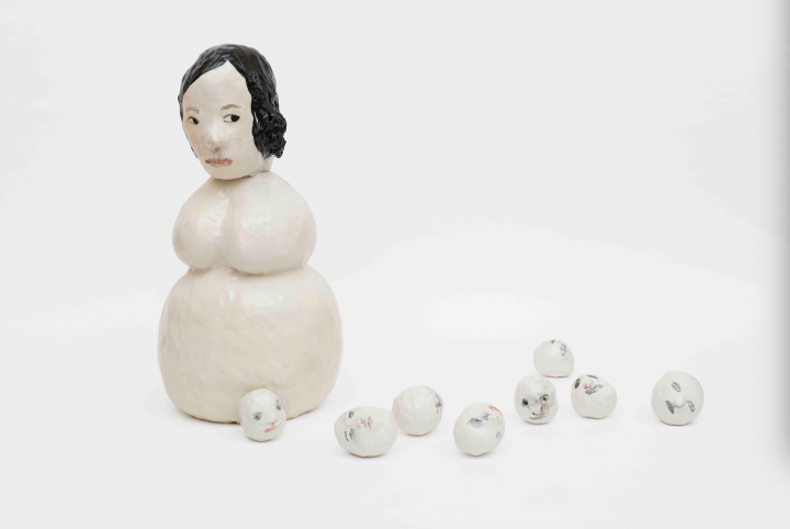 克拉拉·克莉斯塔洛娃《Snow mom》主体尺寸：86x46x46cm  雪球尺寸：直径8至12cm不等 Glazed stoneware 2016 摄影：Carl Henrik Tillberg  Courtesy Galerie Perrotin
