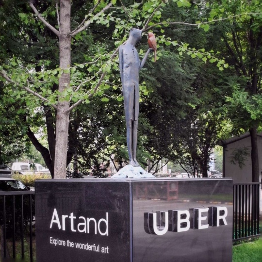 Artand和UBER合作的公共区域小型雕塑摆放，在官舍、王府井银泰等商圈都有出现。
