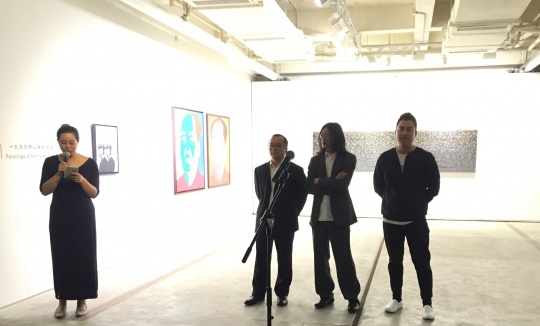 展览开幕式，左起：成都当代美术馆馆长蓝庆伟、策展人朱朱、黄予
