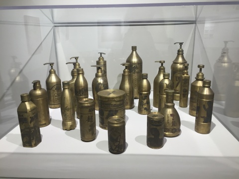 郑国谷 《再锈两千年》 尺寸可变 23件实心黄铜瓶 1999-2008
