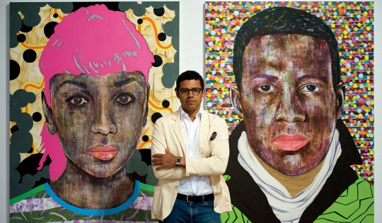 刚果收藏家Sindika Dokolo在艺术家Mustafa Maluka的油画作品前
刚果收藏家Sindika Dokolo在艺术家Mustafa Maluka的油画作品前