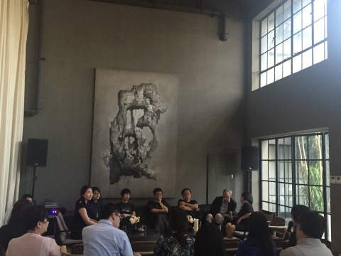 论坛嘉宾:董冰峰(左三)、林天苗(左四)、靳宏伟(右三)、Scott Gray(右二)
论坛嘉宾:董冰峰(左三)、林天苗(左四)、靳宏伟(右三)、Scott Gray(右二)