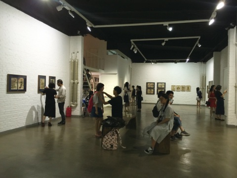 5月28日,桥舍画廊十周年特别推出“和歌—浮世绘艺术展”现场
5月28日,桥舍画廊十周年特别推出“和歌—浮世绘艺术展”现场