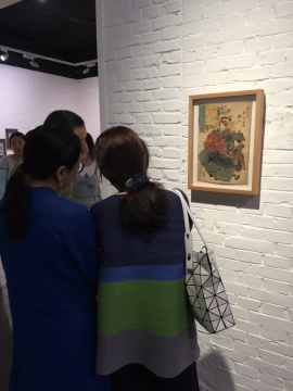 在工作人员的讲解下,观众听的非常认真
在工作人员的讲解下,观众听的非常认真