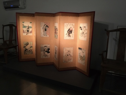 怀月堂的创始人安度，以手绘美人画见长，在江户经营“怀月堂”绘屋，主要面向吉原游客销售花魁的手绘画像
