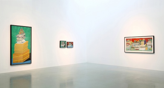 展览现场，作品中物的形状和色彩之间形成的关系也延续到了画外。