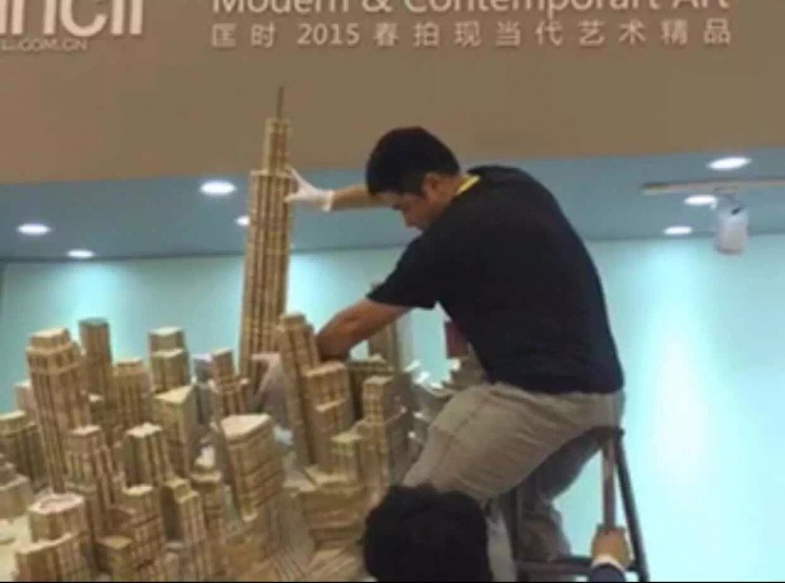 李亨:“2015年艺术北京博览会布展现场,我在安装刘韡大型雕塑作品,被同事抓拍,戏称我为‘金刚’。” 李亨:“2015年艺术北京博览会布展现场,我在安装刘韡大型雕塑作品,被同事抓拍,戏称我为‘金刚’。”