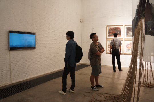 艺术家精减了一个长达4分钟的短片，在另外一个展厅里现场播放。