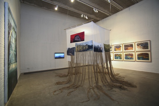 展览现场的装置作品，绳索救像是记忆，将思绪拉入作品中的场景。
