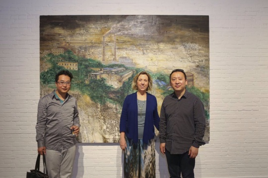 艺术家张小涛（右一）与艺门画廊负责人马芝安（右二）
