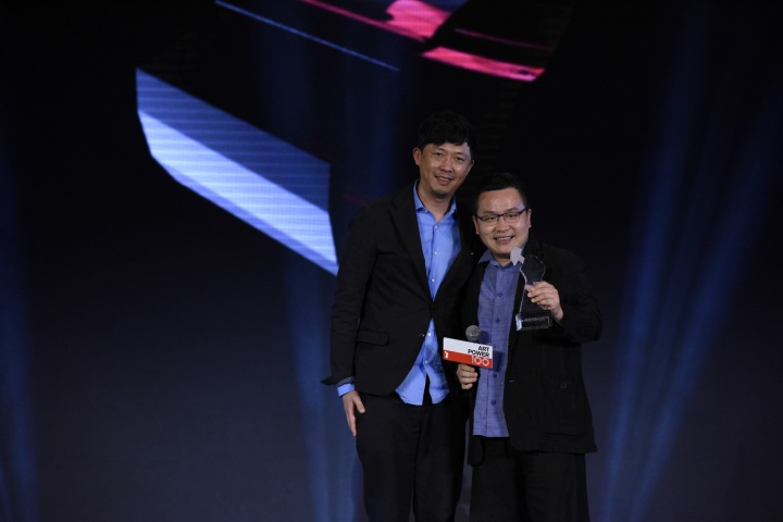 伍劲领取“年度经纪人”奖项,颁奖嘉宾为艺术北京创始人董梦阳
伍劲领取“年度经纪人”奖项,颁奖嘉宾为艺术北京创始人董梦阳