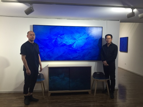 刘景弘(左)、宋继瑞(右)在作品《证悟·蓝NO.12》前
刘景弘(左)、宋继瑞(右)在作品《证悟·蓝NO.12》前