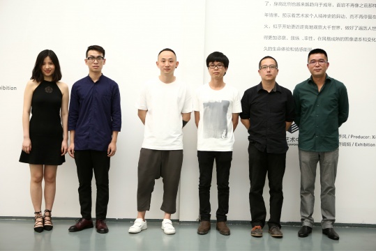 从右至左 策展人夏季风、艺术家李继开、艺术家曾志钦、策展人杨鉴、艺术家侯帅、策展人王旖旎
从右至左 策展人夏季风、艺术家李继开、艺术家曾志钦、策展人杨鉴、艺术家侯帅、策展人王旖旎