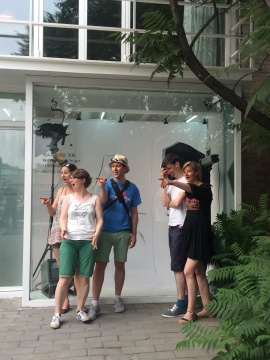 参与拍摄的人都非常积极、踊跃
参与拍摄的人都非常积极、踊跃
