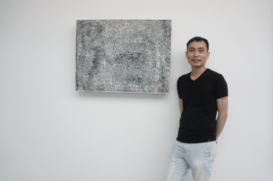 艺术家欧劲在他本次最喜欢的作品前 艺术家欧劲在他本次最喜欢的作品前