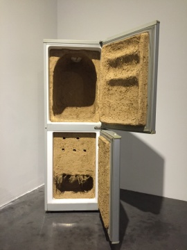 闫冰 《内部》 50×55×145cm 冰箱、泥 2011
闫冰 《内部》 50×55×145cm 冰箱、泥 2011