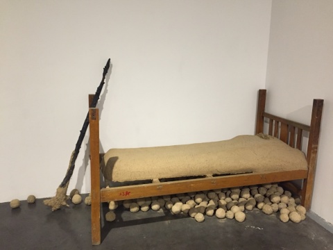 闫冰 《沉睡者》 201×109×90cm 木床、泥土 2009
闫冰 《沉睡者》 201×109×90cm 木床、泥土 2009