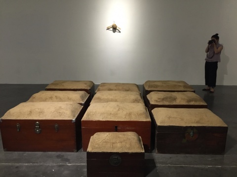 泥土和木箱的现成品组合
泥土和木箱的现成品组合