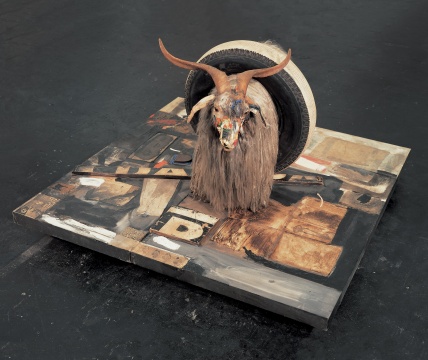 罗伯特·劳森伯格 (1925–2008),《合体字》,1955–1959。混合体:油彩、纸、布料、印刷品、照片冲印副本、金属、木材、橡胶鞋跟、网球、帆布、橡胶轮胎、安哥拉山羊标本、木台、四个脚轮,106.7 x 160.7 x 163.8 cm。斯德哥尔摩当代美术馆。现代美术馆赞助理事会于1965年购入 © 罗伯特·劳森伯格基金会
罗伯特·劳森伯格 (1925–2008),《合体字》,1955–1959。混合体:油彩、纸、布料、印刷品、照片冲印副本、金属、木材、橡胶鞋跟、网球、帆布、橡胶轮胎、安哥拉山羊标本、木台、四个脚轮,106.7 x 160.7 x 163.8 cm。斯德哥尔摩当代美术馆。现代美术馆赞助理事会于1965年购入 © 罗伯特·劳森伯格基金会