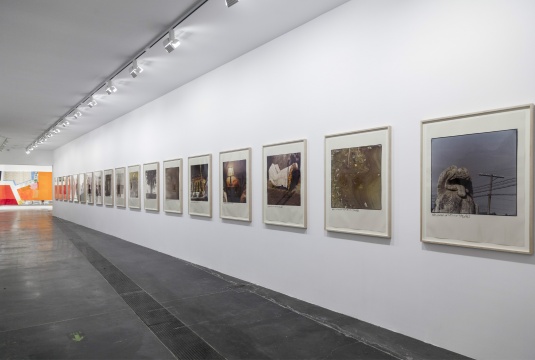 同时展出的还有劳森伯格拍摄于1982年访问中国期间的彩色照片《〈中国夏宫〉研究》(1983年)
同时展出的还有劳森伯格拍摄于1982年访问中国期间的彩色照片《〈中国夏宫〉研究》(1983年)
