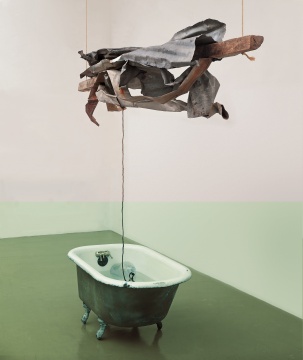 罗伯特·劳森伯格 (1925–2008)，《水姐妹》（“威尼斯人”系列），1973。盛水浴缸、木材、金属、绳子、玻璃水壶，248.9 x 304.8 x 104.1 cm。休斯顿美术馆。卡洛琳·威斯·洛基金会捐赠 © 罗伯特·劳森伯格基金会
