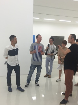 偏锋新艺术空间国际事务部总监杨大宇（左一）、艺术家巴赫（左二），与正在现场做直播的绘画艺术坏蛋店的“邸特绿”（右一）