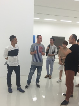 偏锋新艺术空间国际事务部总监杨大宇(左一)、艺术家巴赫(左二),与正在现场做直播的绘画艺术坏蛋店的“邸特绿”(右一) 偏锋新艺术空间国际事务部总监杨大宇(左一)、艺术家巴赫(左二),与正在现场做直播的绘画艺术坏蛋店的“邸特绿”(右一)