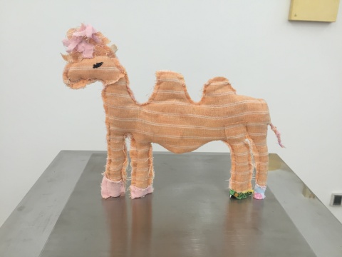 《月光洒向你》 22×3×17cm 布、不锈钢底座 2010-2016
《月光洒向你》 22×3×17cm 布、不锈钢底座 2010-2016