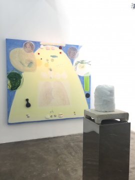 石板底座上的装置《在2》,远处是油画《在》
石板底座上的装置《在2》,远处是油画《在》
