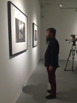 艺术家李津在展览现场
艺术家李津在展览现场