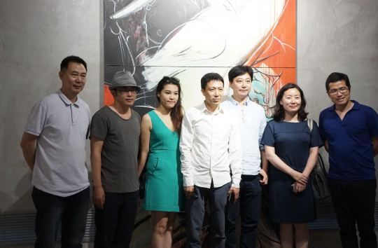 策展人罗小虎(左一)、陌上画廊创始人高小伟(左二)
策展人罗小虎(左一)、陌上画廊创始人高小伟(左二)