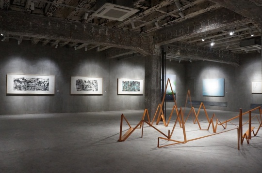 展览现场,空间结构和设计有别于传统画廊的白墙,保留了建筑的原有结构。
展览现场,空间结构和设计有别于传统画廊的白墙,保留了建筑的原有结构。
