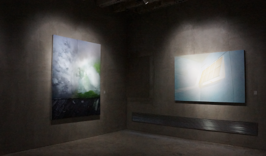 许珂《谜一样的墙根》 布面丙烯 200×150cm 2010(左) 王强《天窗》 布面丙烯 121×180cm 2011
许珂《谜一样的墙根》 布面丙烯 200×150cm 2010(左) 王强《天窗》 布面丙烯 121×180cm 2011