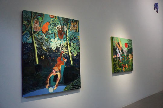 《卢梭的花园－猴子捞月》 木板油画、油画棒 150×120cm 2016（左）