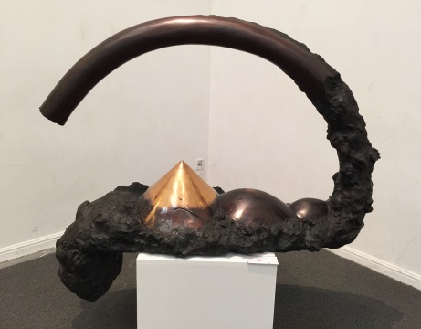 《有彩虹的风景》 &nbsp;113×48×130cm &nbsp;青铜 &nbsp;1985
