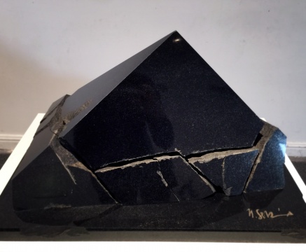 《破碎的金字塔》  35×45×60cm  黑花岗石  1980
